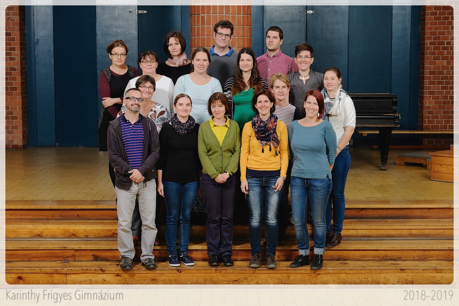 K�t tan�t�si nyelv� angol munkak�z�ss�g